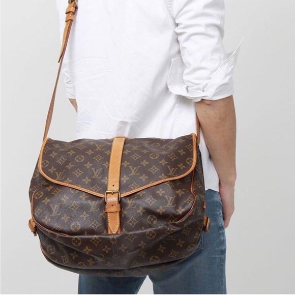 LOUIS VUITTON Saumur 35 Monogram
Messenger Crossbody Saddle Bag - Picture 2 of 13